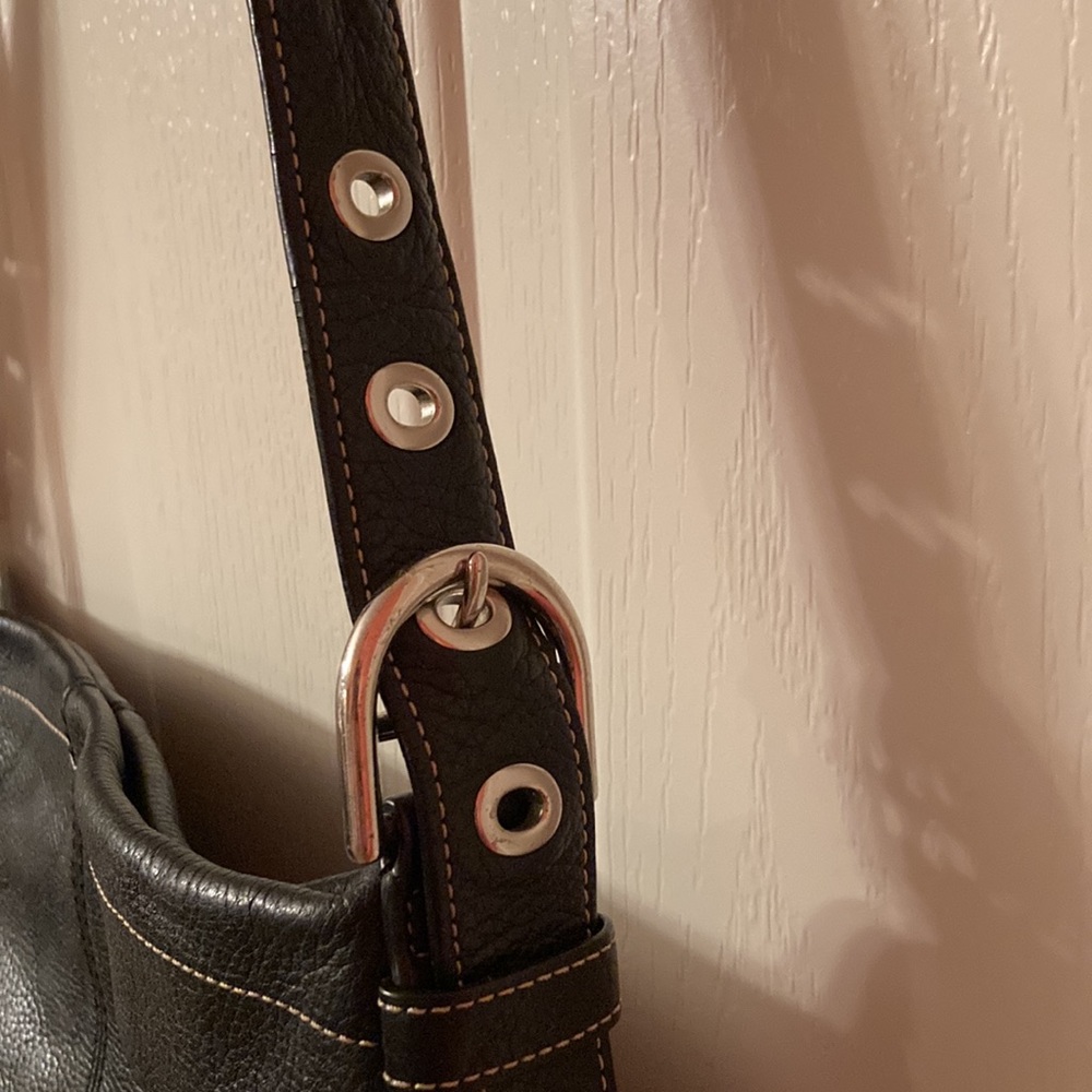COACH. BLACK. NO HANGTAG. CREED IS GOOD. SHOWS SOME WEAR AT TOP EDGE. GOOD COND - Picture 3 of 10